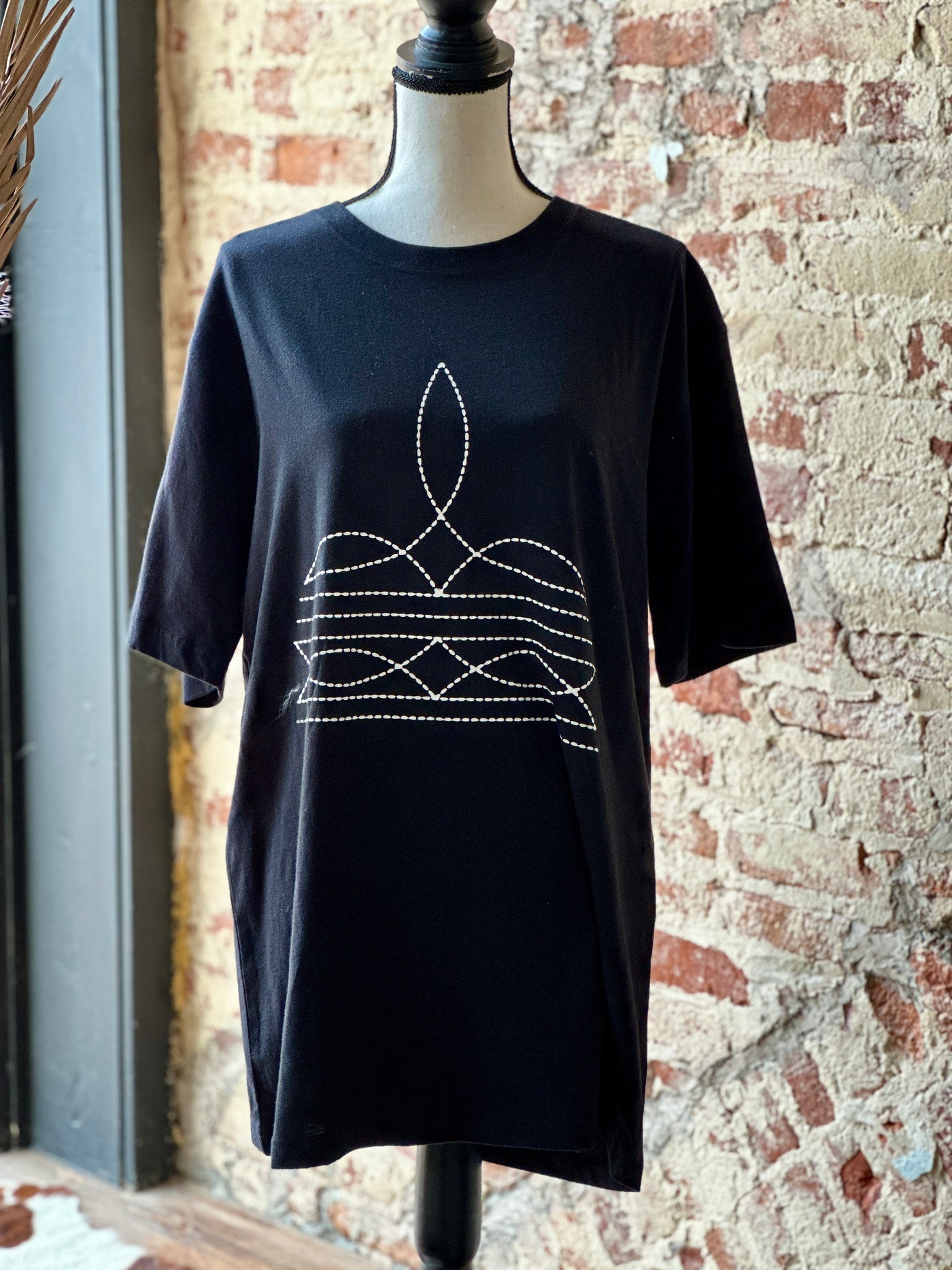 The black Brewer Boot-Stitch Graphic Tee Dress displayed on a mannequin.