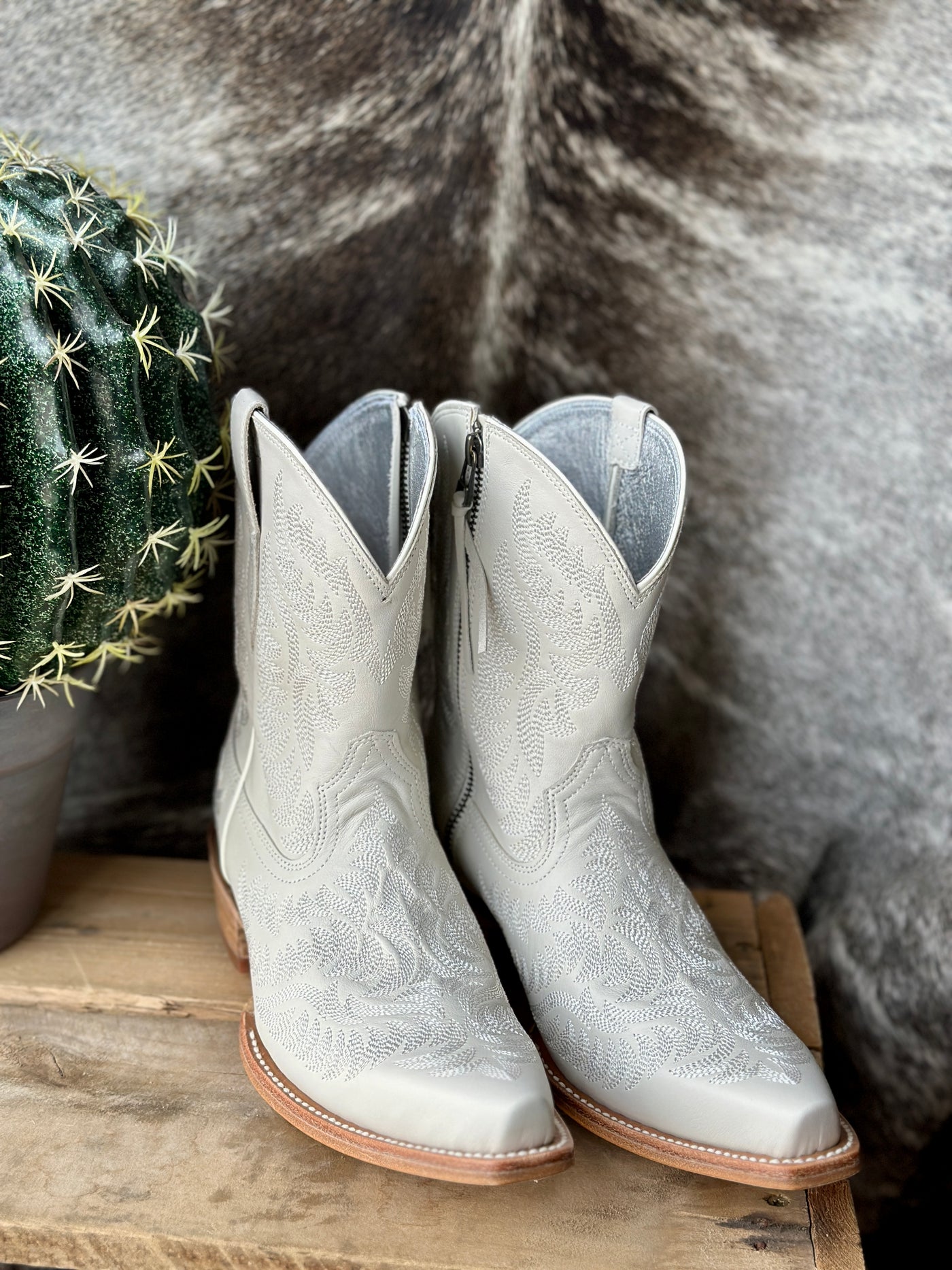 Premium full-grain leather Ariat Cate Western Boot with 9” shaft and 1.5” dress heel for a feminine, elevated silhouette.