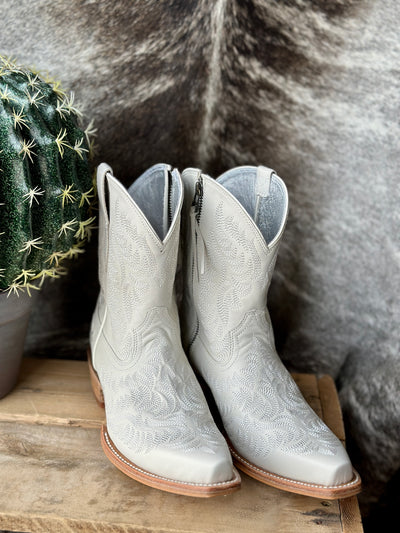 Premium full-grain leather Ariat Cate Western Boot with 9” shaft and 1.5” dress heel for a feminine, elevated silhouette.