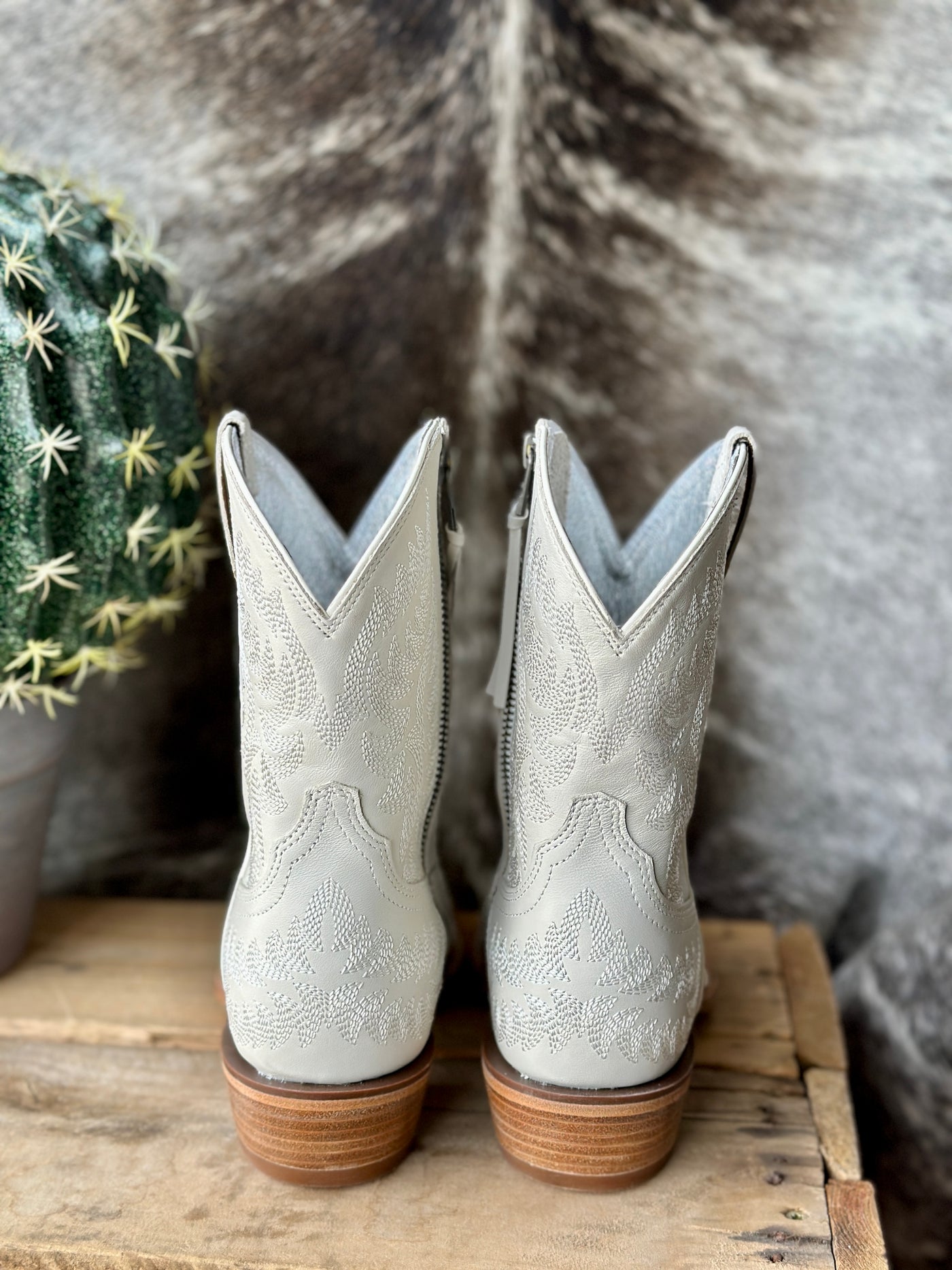 Classic Western style meets modern convenience with the Ariat Cate Zippered Boot in White Quartz—perfect for any occasion.
