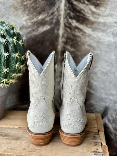 Classic Western style meets modern convenience with the Ariat Cate Zippered Boot in White Quartz—perfect for any occasion.
