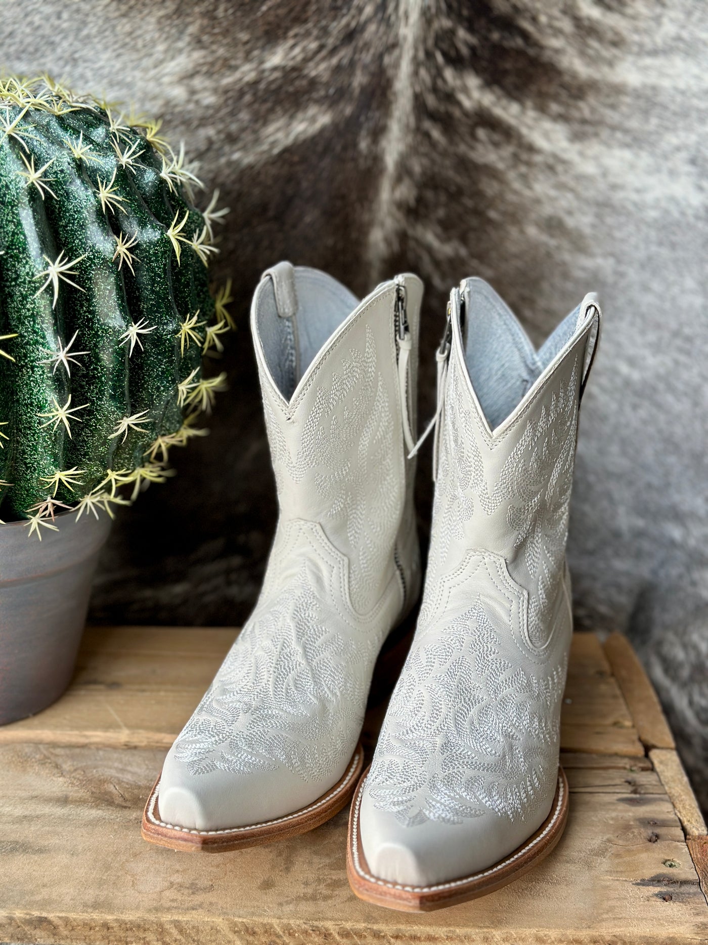 Inside zipper and vegetable-tanned leather sole of Ariat Cate Western Boot for easy on-and-off wear and lasting durability.