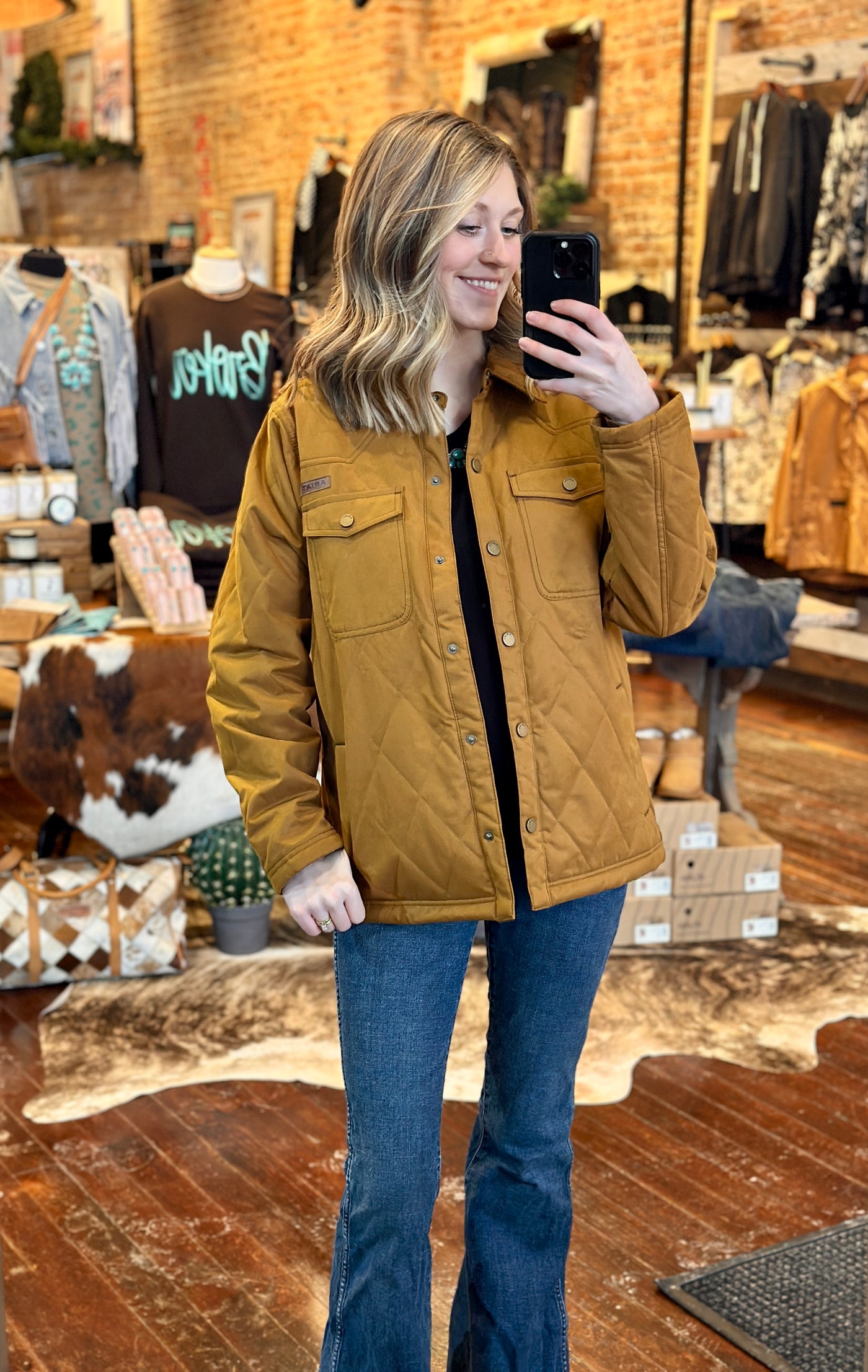 The  tough exterior and feminine details of the Ariat Grizzly Quilted Barn Jacket [Chestnut] make it an essential for any hardworking woman who refuses to compromise on style.