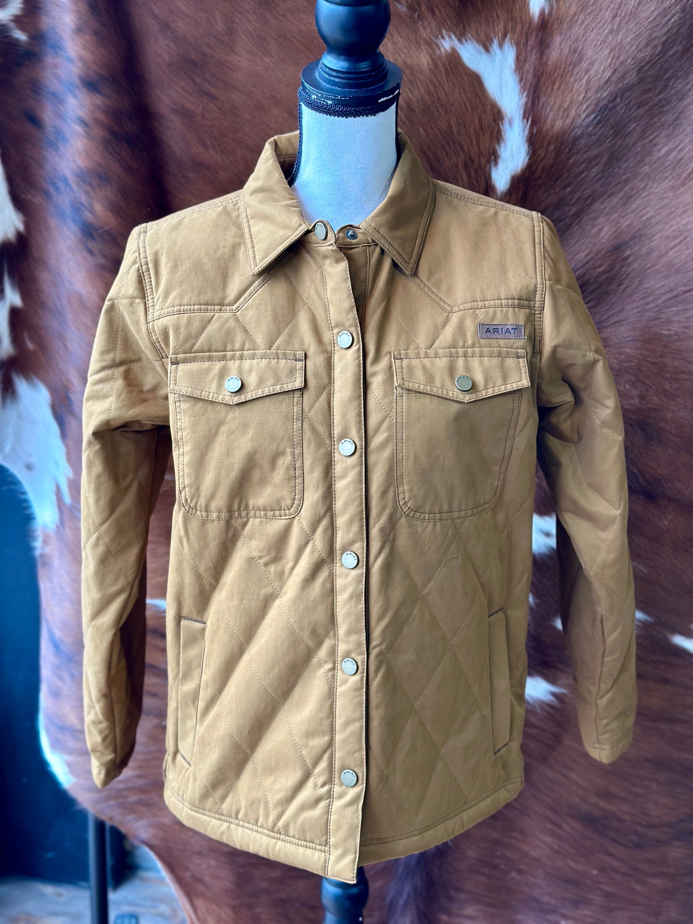 Whether you’re out checking the fences, feeding the cattle, or heading to your favorite local spot, this Ariat Grizzly Quilted Barn Jacket has your back—literally!