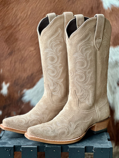 Side profile of the Ariat Hazen Boot, highlighting the sleek snip toe and elegant 1.5-inch dress heel.