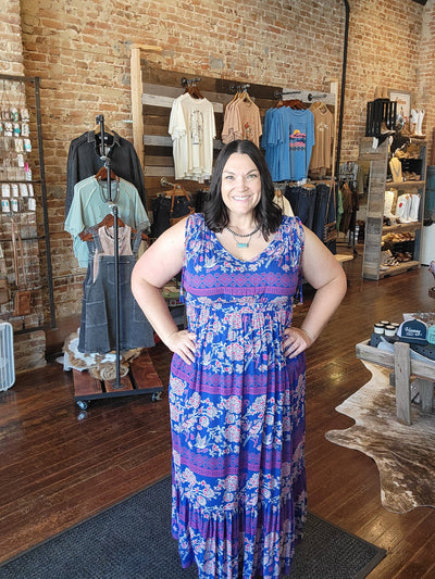 Printed rayon crinkle crepe in Barbie pink and bright royal blue make this Ariat Westley Candelia Print Dress a perfect statement piece.