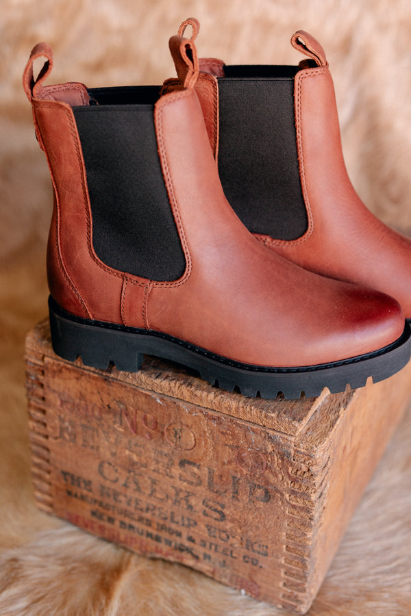 Close-up of Ariat Wexford Rockwood boots showing the durable leather pull tabs, and stable & comfortable sole.