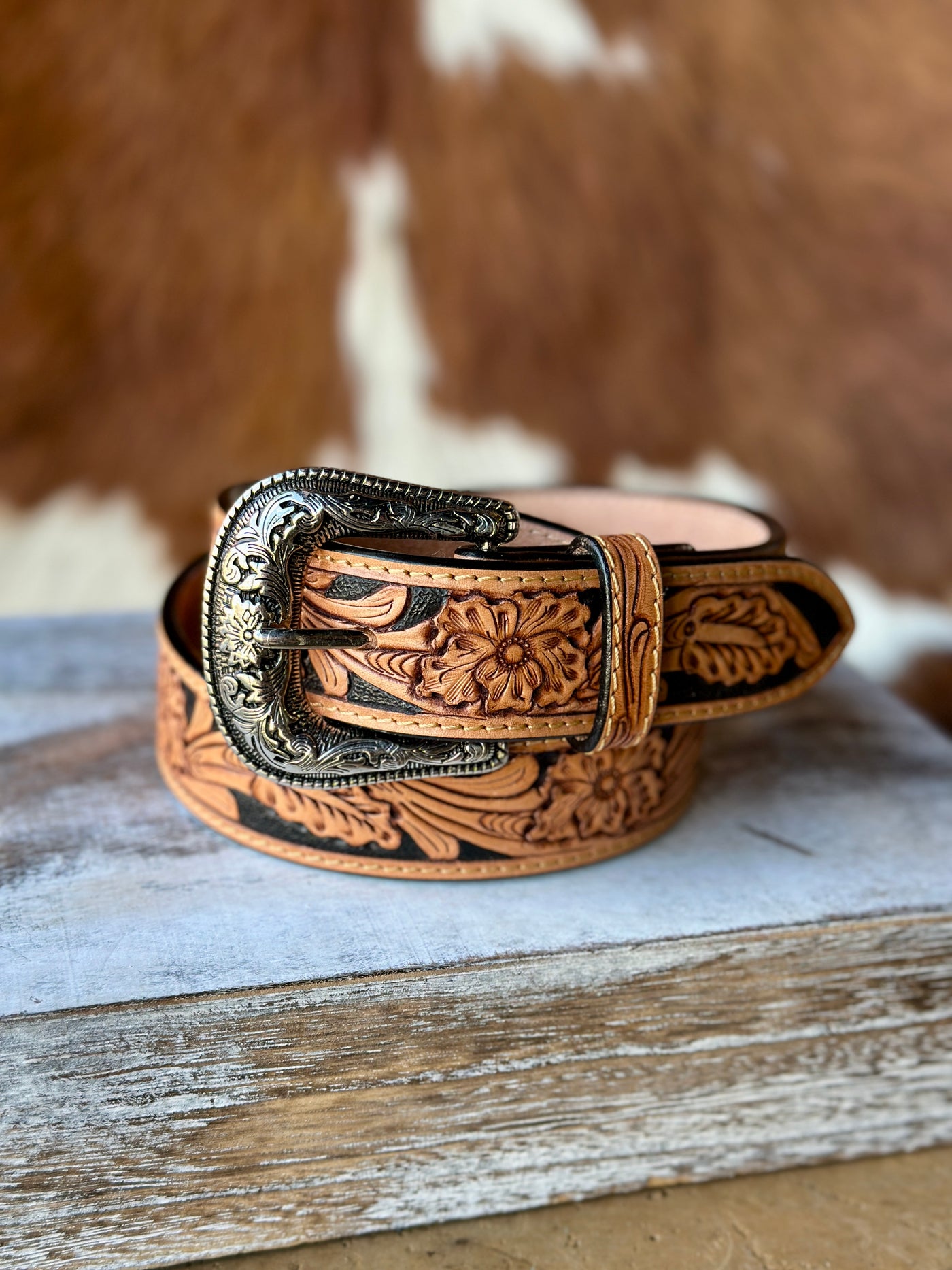 Western-Style Leather Belt with Classic Buckle perfect necessity for any classy cowgirl outfit.