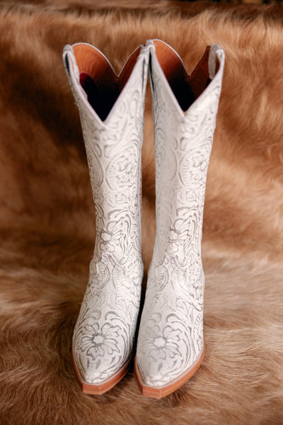 Dingo Bellona White & Silver Embossed Boots – the perfect blend of classic Western style and bridal elegance.