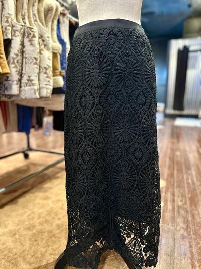 Effortless blend of style and comfort with the black Edgewood Lace Midi Skirt.