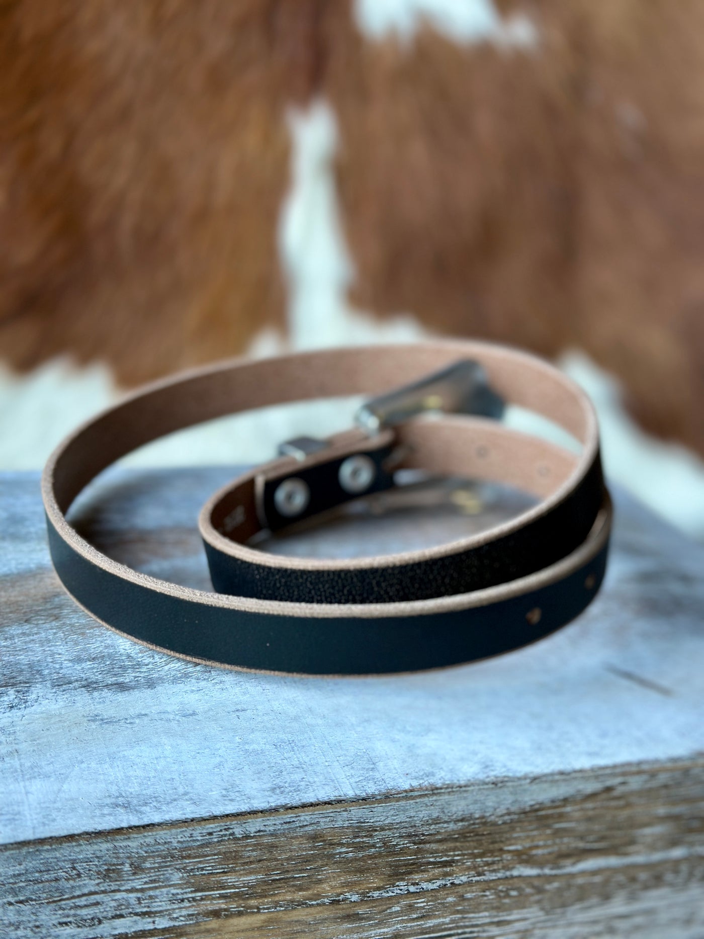 Western-style leather belt with a sleek, classic fit.