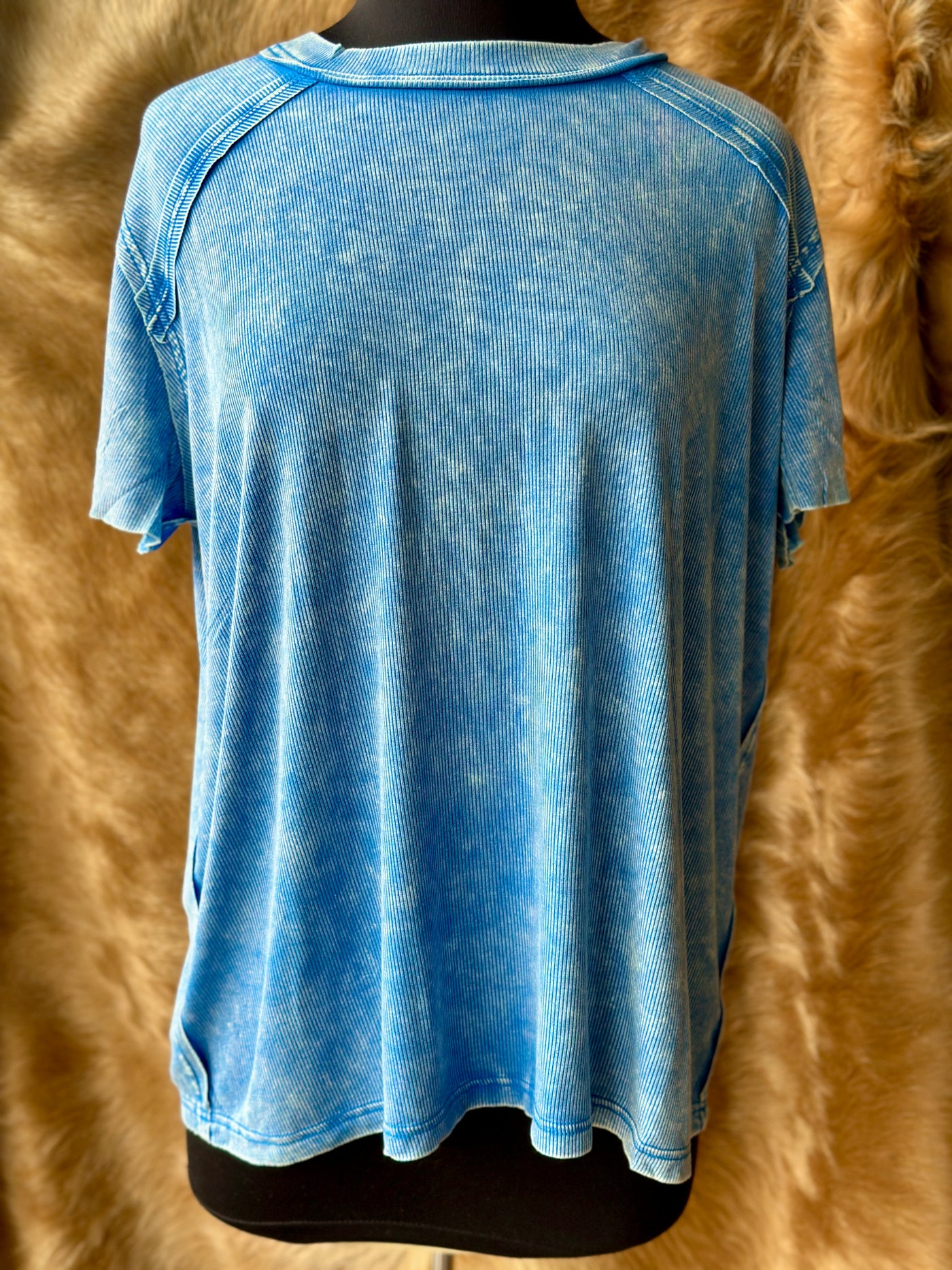 Jada top in breathable ribbed fabric with wide sleeves.