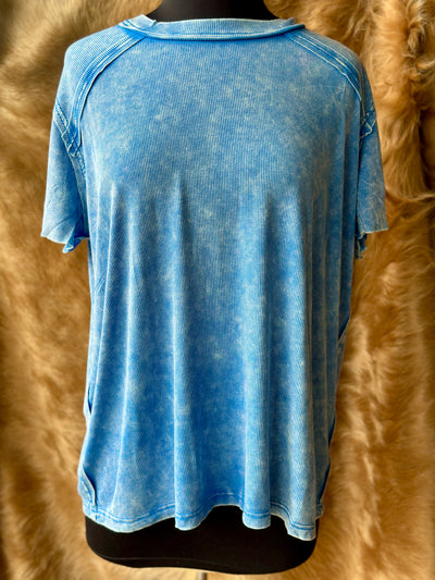 Jada top in breathable ribbed fabric with wide sleeves.