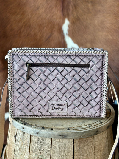 Western-Inspired Leather Crossbody Bag – A classic western-style crossbody bag with a zip-top closure for security.