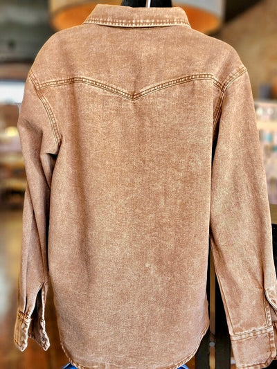 The pearl snap buttons and chest pockets give this top that classic western touch, while the warm camel hue makes it easy to style for any season.