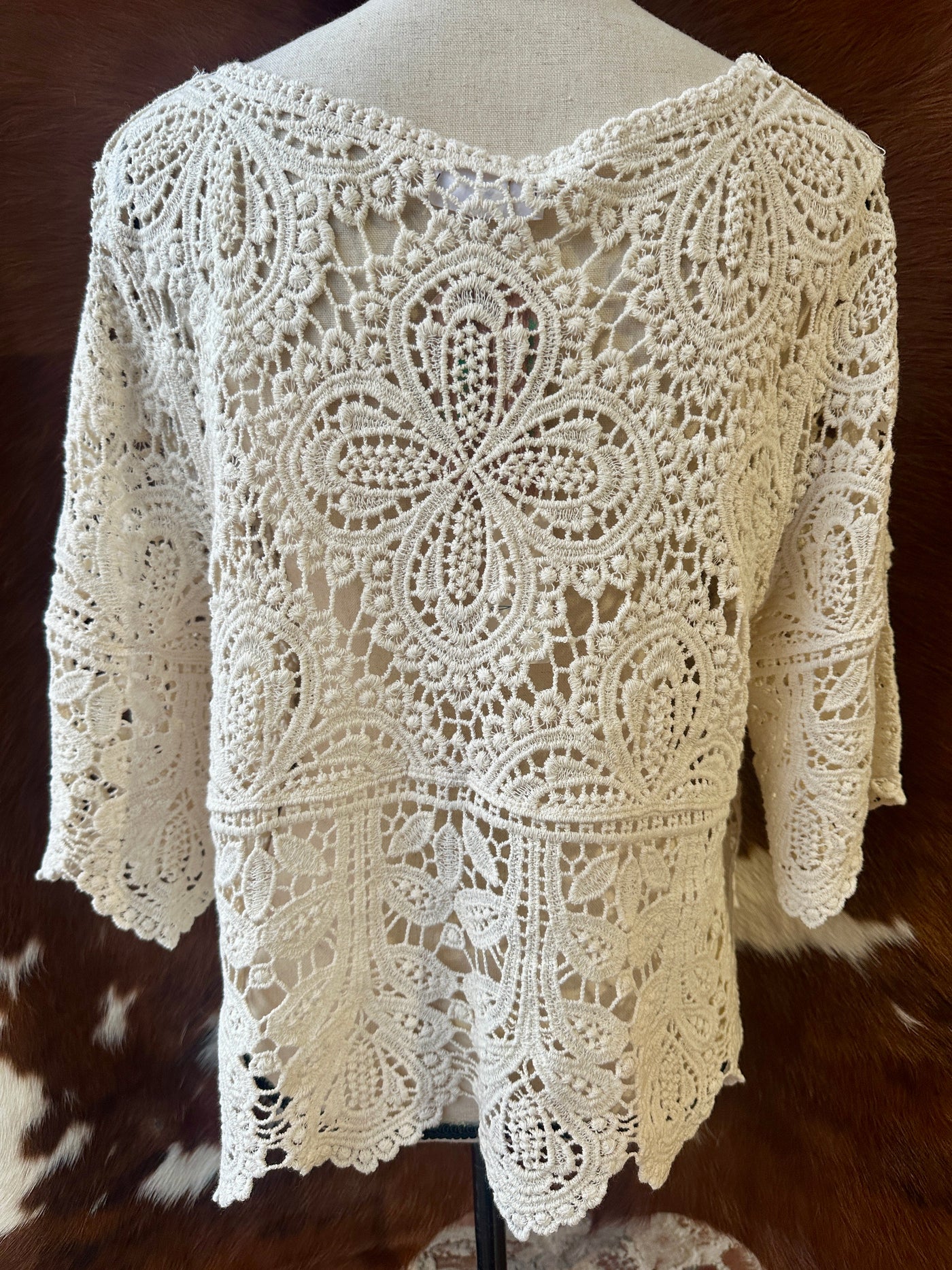 Romantic and bohemian white lace top made from 100% cotton.