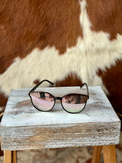 Close-up of Patricia Champagne Sunglasses – Neutral Frame with Mirrored Lenses