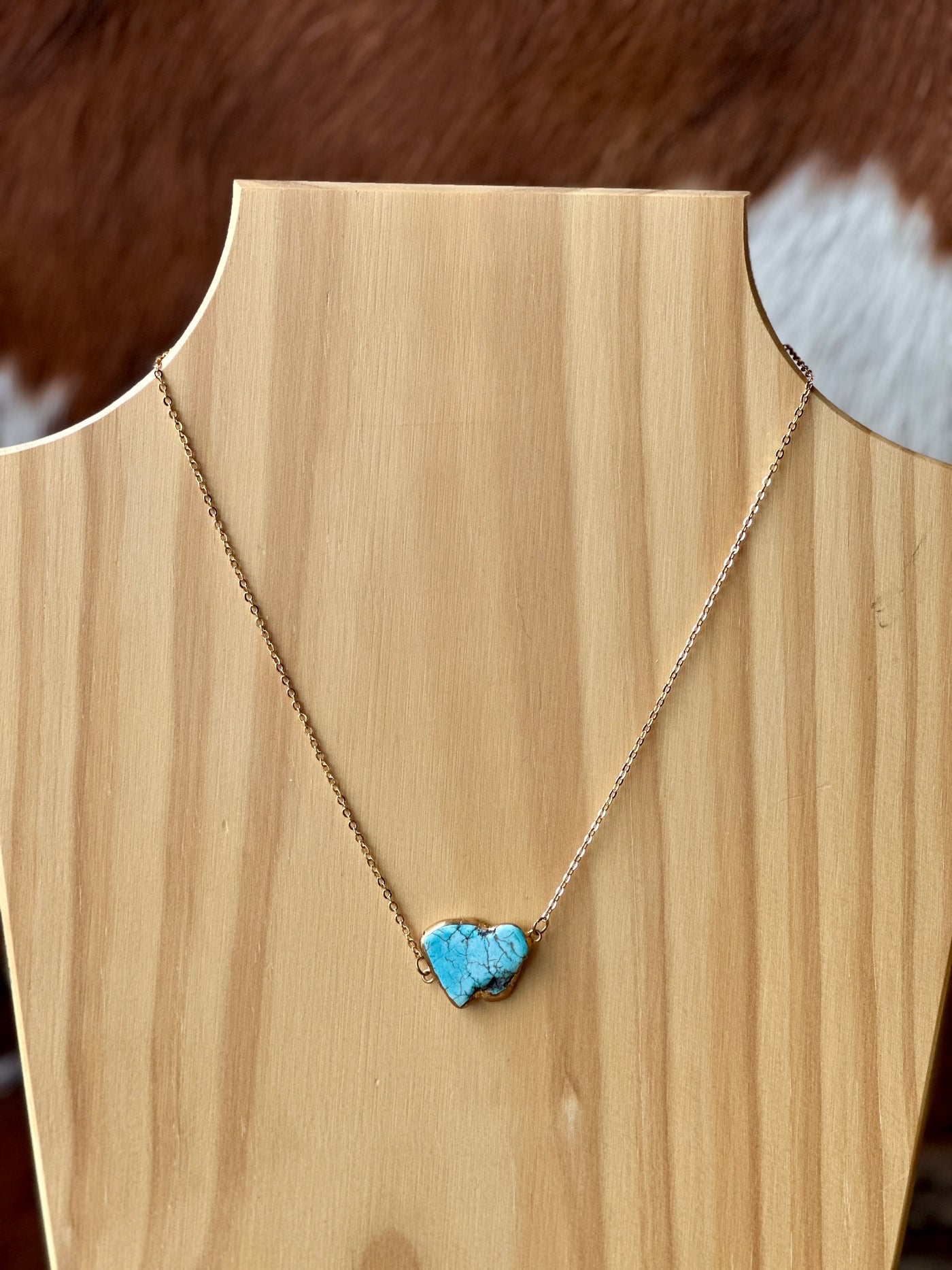 Lightweight and stylish western-inspired turquoise necklace, perfect for layering or wearing solo.