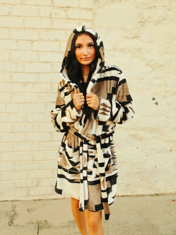 The Farm Mama Robe [Neutral Aztec]