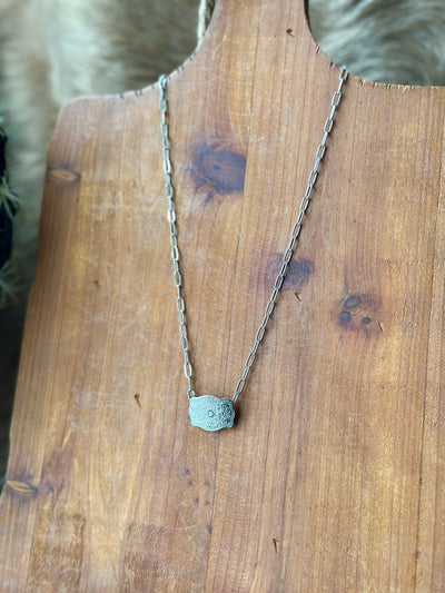 Western fashion necklace in silver – rustic charm meets everyday elegance