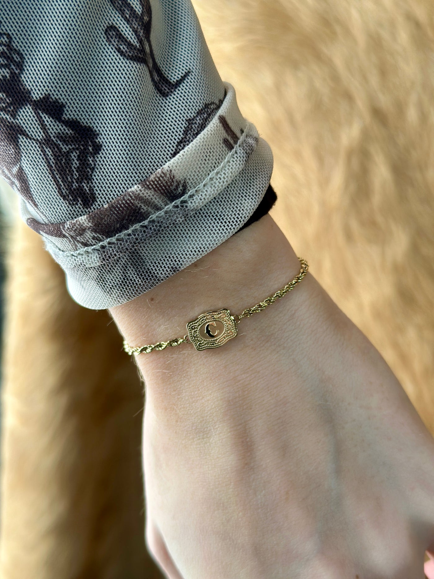 Adjustable 9-inch gold bracelet with belt buckle design – Western fashion staple