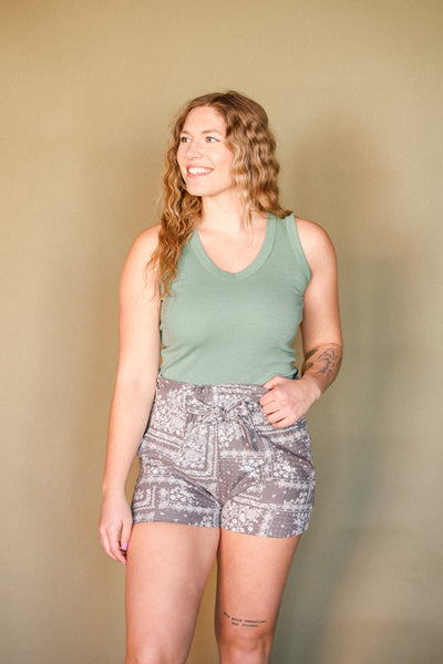 Stacie Bandana Print Linen Shorts [Grey]