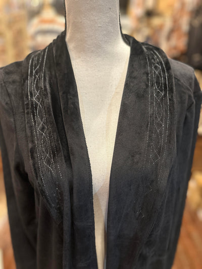 The stunning silvery metallic thread boot stitch pattern on the lapel and the pockets, add a touch of western charm and an eye-catching contrast against the black fabric of the Real Ranchwife Robe.