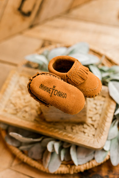 Minnetonka Riley Genuine Suede Baby Fringe Moccasins [Brown] ✜ON SALE NOW: 40% OFF✜
