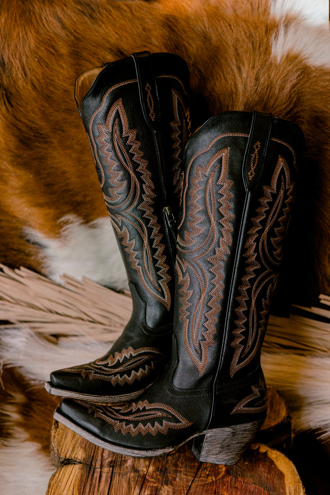 Ariat Casanova Snip Toe Boot Black is the ideal Western NFR Fashion Boot Broker Leather