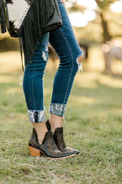 Ariat Dixon Genuine Leather Ankle Boots [Black] for Women