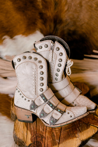 Broker Leather's top-quality handcrafted Lane Showdown Buckled Boots styled for a unique and timeless look.