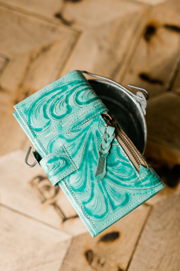 This Ricardo wallet in Broker Leather's signature shade is designed to keep your essentials in check.