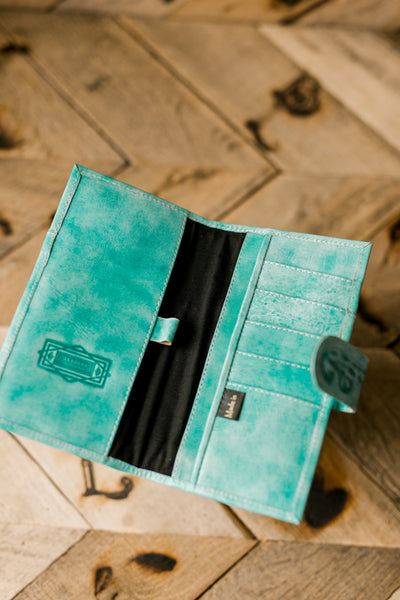An organized wallet means less time digging through your purse and more time focusing on the good stuff—like catching up with friends or grabbing a cold drink after the rodeo.