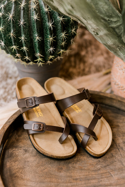 Comfort sandals with toe loop and dual strap design for a secure, stylish fit