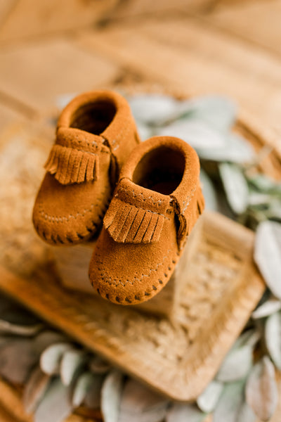 Minnetonka Riley Genuine Suede Baby Fringe Moccasins [Brown] ✜ON SALE NOW: 40% OFF✜